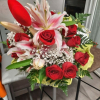 Ramo de rosas y liliums